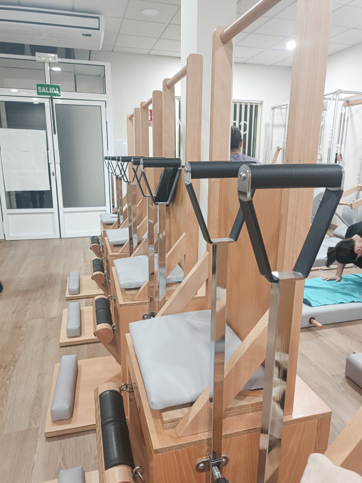 pilates con maquinaria profesional en estudio de sevilla